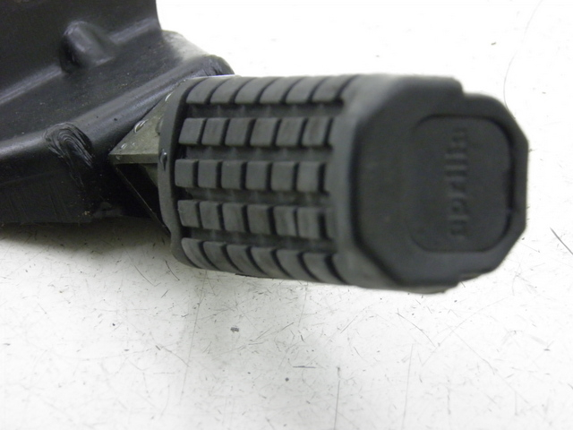 photo de REAR RIGHT FOOTREST MOUNT APRILIA SCARABEO 100 (2003 - 2012) - Zoom on usage condition