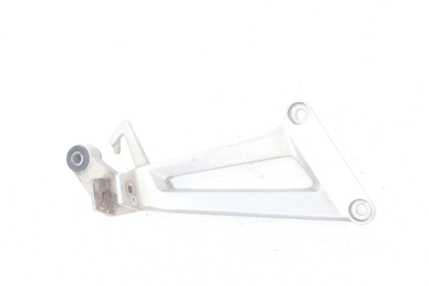 photo de REAR RIGHT FOOTREST MOUNT HONDA CBR R 125 (2003 - 2006)