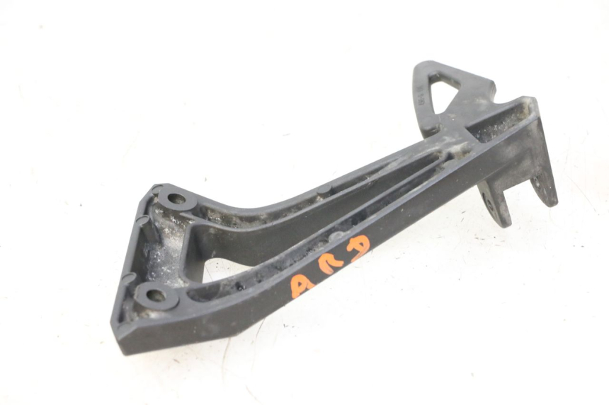 photo de REAR RIGHT FOOTREST MOUNT YAMAHA FZ6 FAZER S2 600 (2007 - 2011)