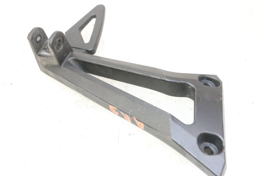 photo de REAR RIGHT FOOTREST MOUNT YAMAHA FZ6 FAZER S2 600 (2007 - 2011)