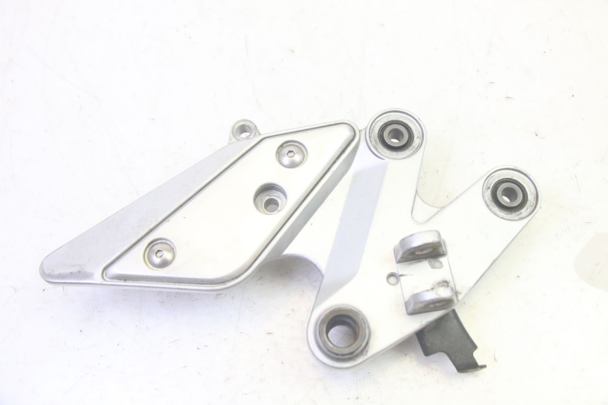 photo de REAR RIGHT FOOTREST MOUNT YAMAHA FZ6 N FAZER 600 (2004 - 2006)