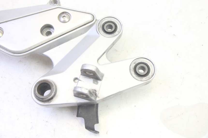photo de REAR RIGHT FOOTREST MOUNT YAMAHA FZ6 N FAZER 600 (2004 - 2006)