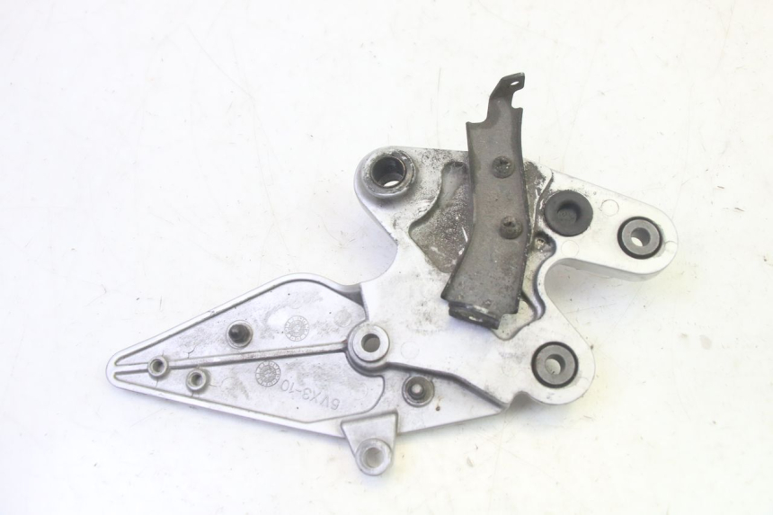 photo de REAR RIGHT FOOTREST MOUNT YAMAHA FZ6 N FAZER 600 (2004 - 2006)