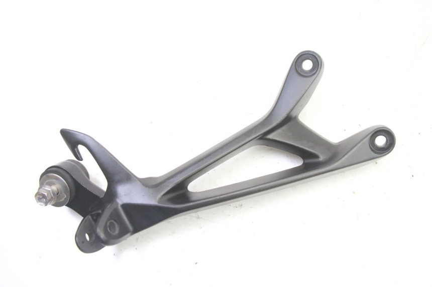 photo de REAR RIGHT FOOTREST MOUNT SUZUKI GSR 750 (2011 - 2017)