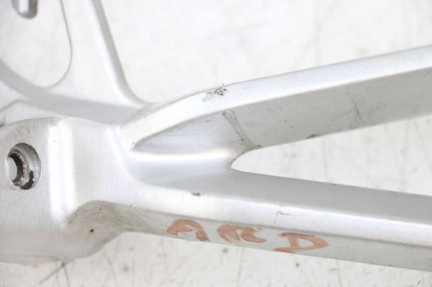 photo de REAR RIGHT FOOTREST MOUNT SUZUKI GSXR GSX-R 1000 (2003 - 2004) - Component detail