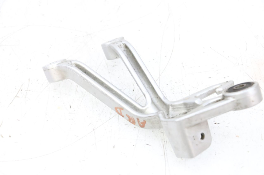 photo de REAR RIGHT FOOTREST MOUNT SUZUKI GSXR GSX-R 1000 (2003 - 2004) - Zoom on usage condition