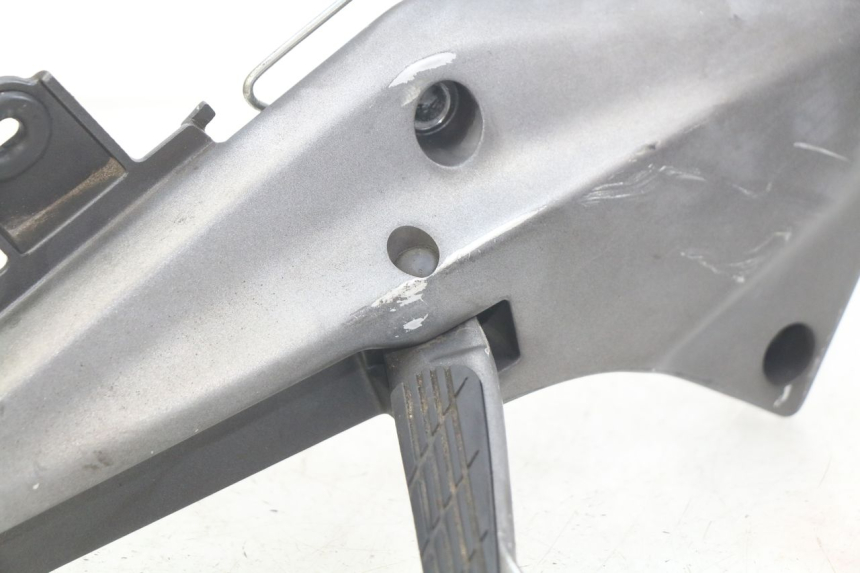 photo de RIGHT REAR FOOTREST MOUNTING PLATE HONDA FJS SILVERWING SILVER WING 400 (2009 - 2016)