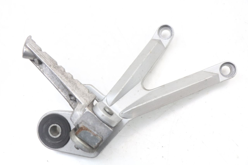 photo de REAR RIGHT FOOTREST MOUNT HYOSUNG GTR 125 (2006 - 2008)