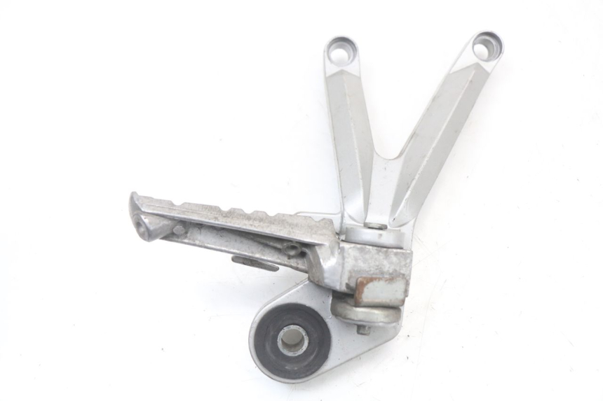 photo de REAR RIGHT FOOTREST MOUNT HYOSUNG GTR 125 (2006 - 2008)