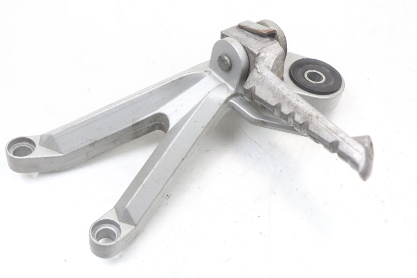 photo de REAR RIGHT FOOTREST MOUNT HYOSUNG GTR 125 (2006 - 2008)
