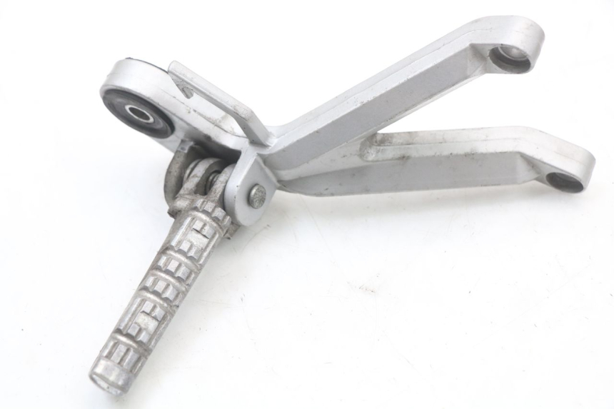 photo de REAR RIGHT FOOTREST MOUNT HYOSUNG GTR 125 (2006 - 2008)
