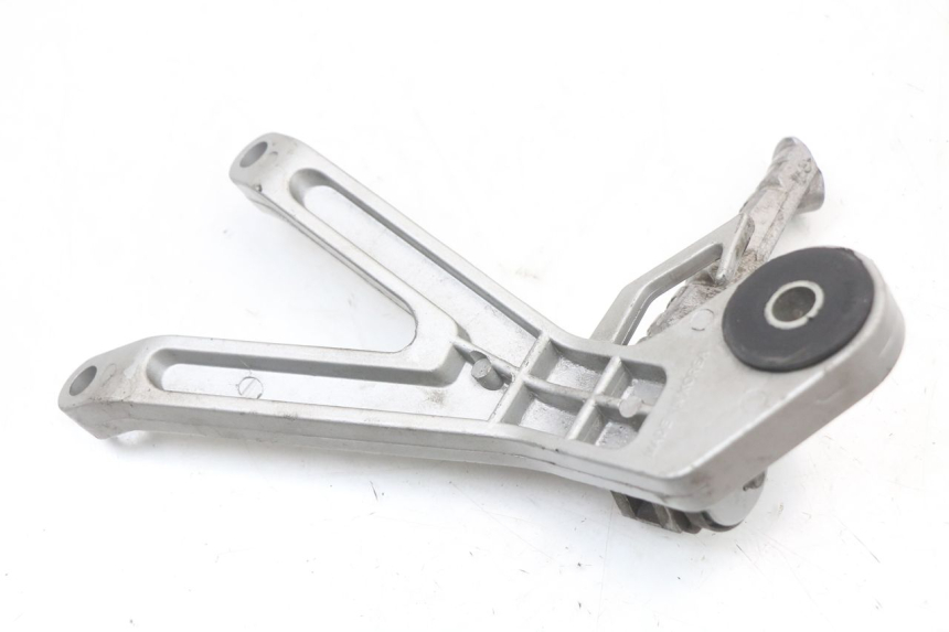 photo de REAR RIGHT FOOTREST MOUNT HYOSUNG GTR 125 (2006 - 2008)