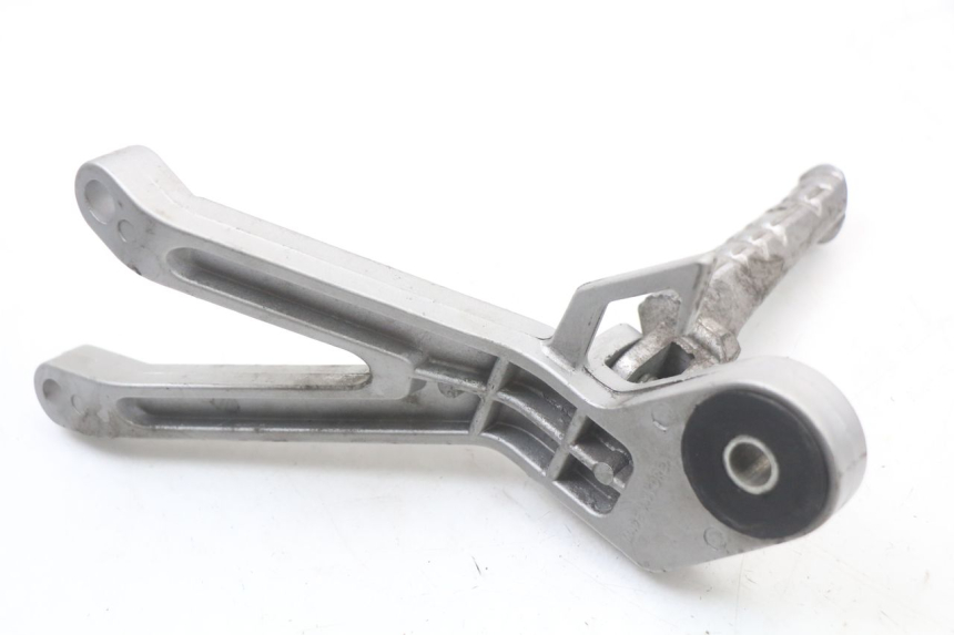 photo de REAR RIGHT FOOTREST MOUNT HYOSUNG GTR 125 (2006 - 2008)