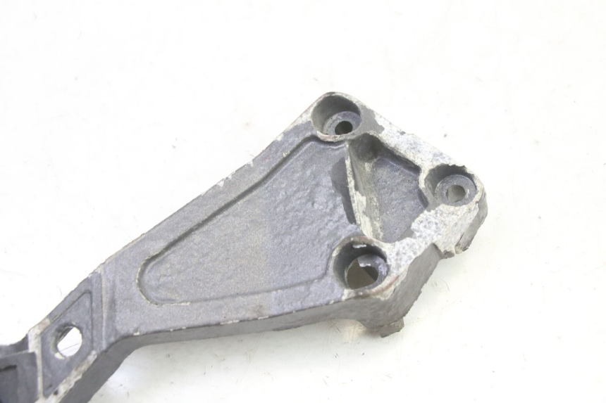 photo de REAR RIGHT FOOTREST MOUNT TRIUMPH SPRINT 900 (1995 - 1998)
