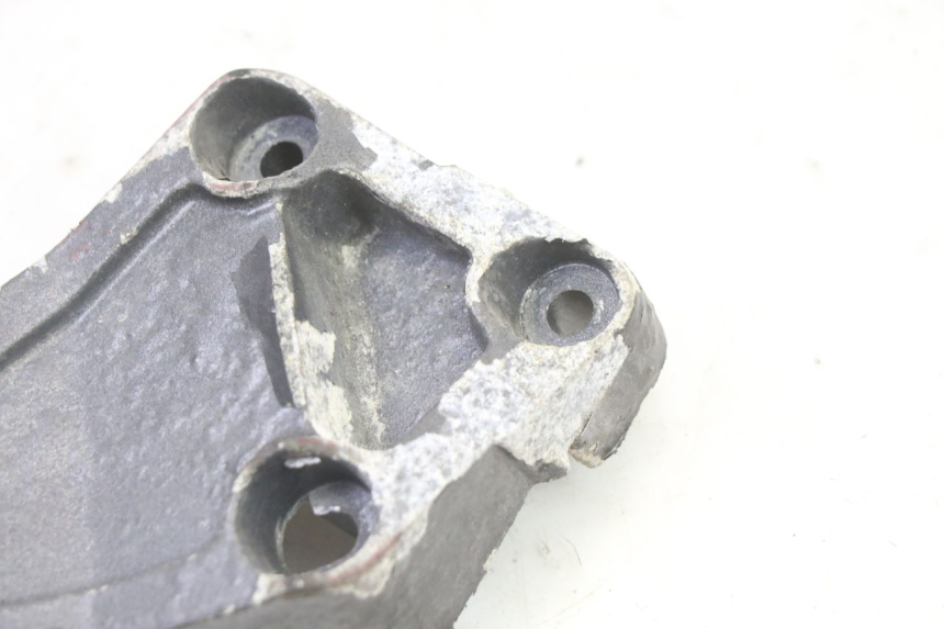 photo de REAR RIGHT FOOTREST MOUNT TRIUMPH SPRINT 900 (1995 - 1998)