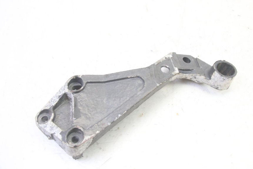 photo de REAR RIGHT FOOTREST MOUNT TRIUMPH SPRINT 900 (1995 - 1998)
