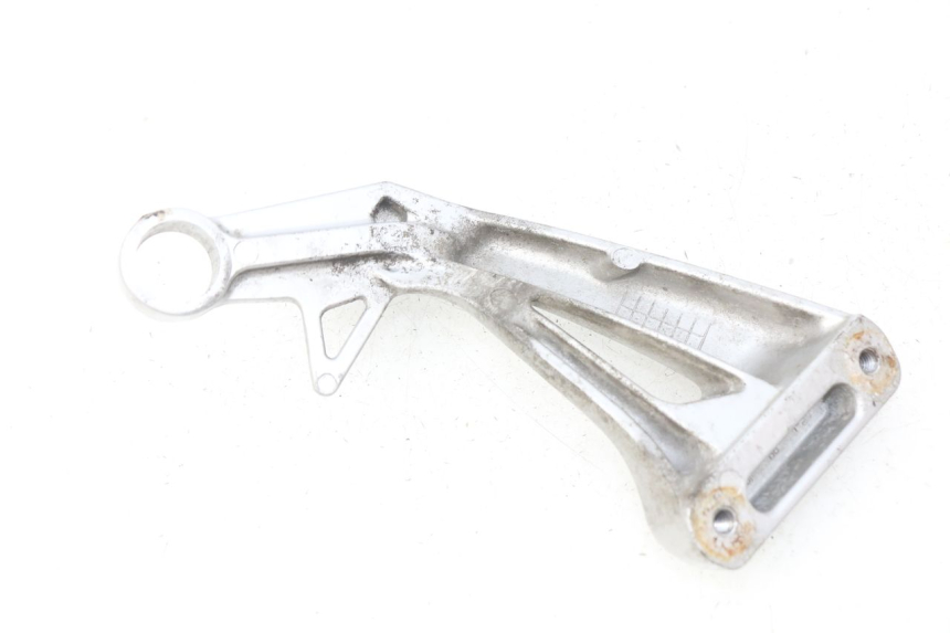 photo de RIGHT REAR FOOTREST MOUNTING PLATE SUZUKI SV S 650 (1999 - 2002)