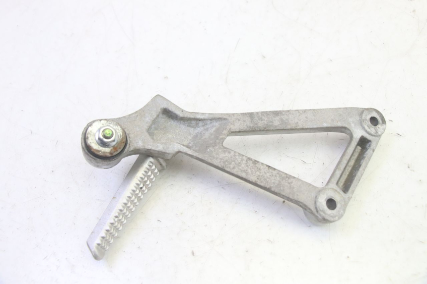 photo de RIGHT REAR FOOTREST MOUNTING PLATE DAELIM VJ ROADWIN FI 125 (2008 - 2017) - Product overview