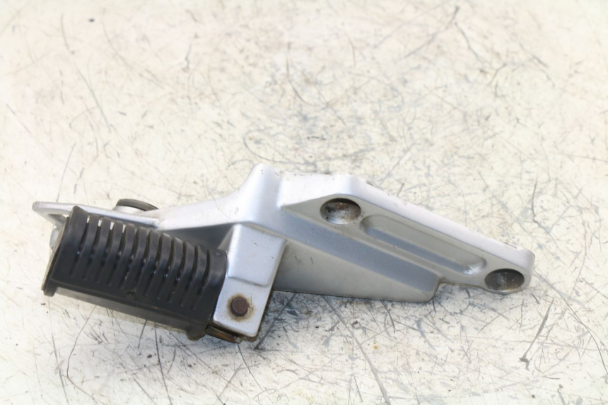 photo de REAR RIGHT FOOTREST MOUNT DAELIM VT 125 (1998 - 2003)