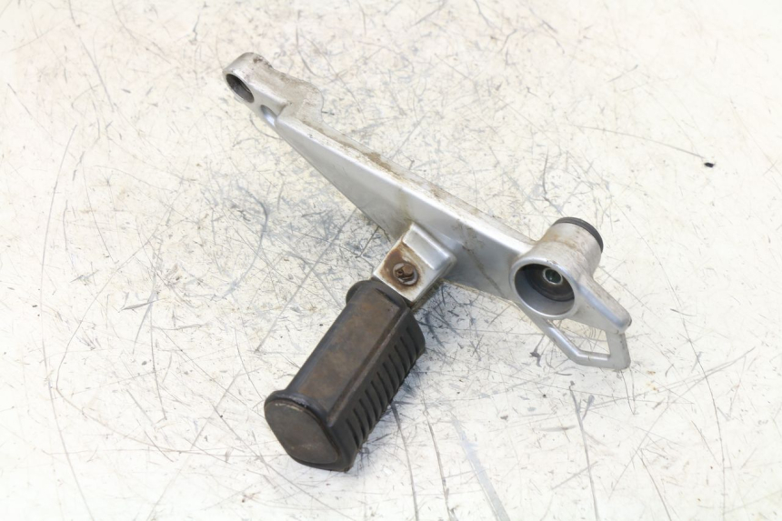 photo de REAR RIGHT FOOTREST MOUNT DAELIM VT 125 (1998 - 2003)