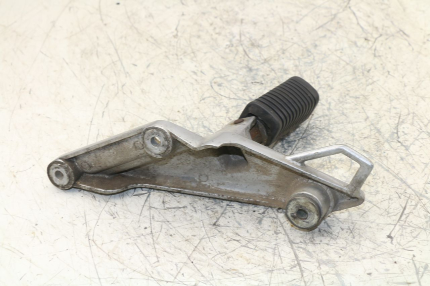 photo de REAR RIGHT FOOTREST MOUNT DAELIM VT 125 (1998 - 2003)