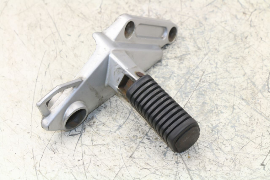 photo de REAR RIGHT FOOTREST MOUNT DAELIM VT 125 (1998 - 2003)