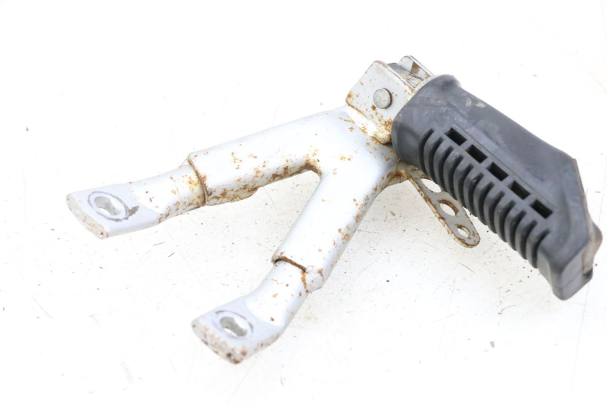 photo de REAR RIGHT FOOTREST BRACKET HYOSUNG XRX 125 (2000 - 2008)