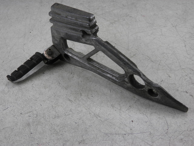 photo de REAR RIGHT FOOTREST MOUNT YAMAHA XJ F 900 (1983 - 1994)