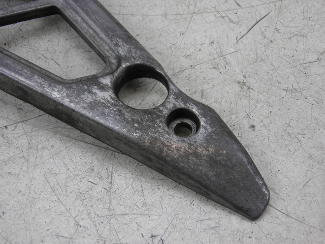 photo de REAR RIGHT FOOTREST MOUNT YAMAHA XJ F 900 (1983 - 1994)