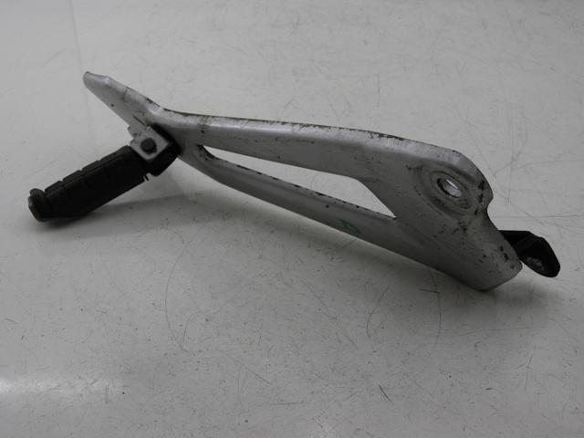 photo de REAR RIGHT FOOTREST MOUNT YAMAHA YBR 125 (2004 - 2006)