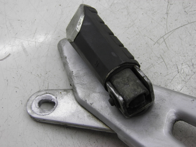 photo de REAR RIGHT FOOTREST MOUNT YAMAHA YBR 125 (2007 - 2009)