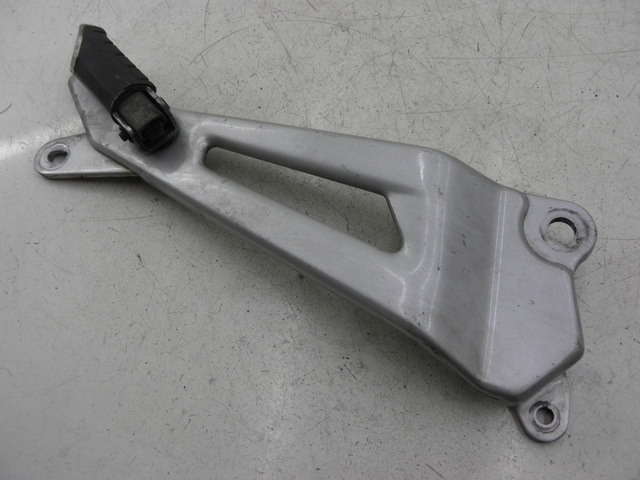 photo de REAR RIGHT FOOTREST MOUNT YAMAHA YBR 125 (2007 - 2009)