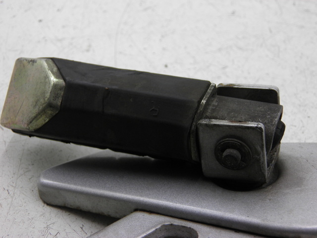 photo de REAR RIGHT FOOTREST MOUNT YAMAHA YBR CUSTOM 125 (2008 - 2010) - Technical close-up