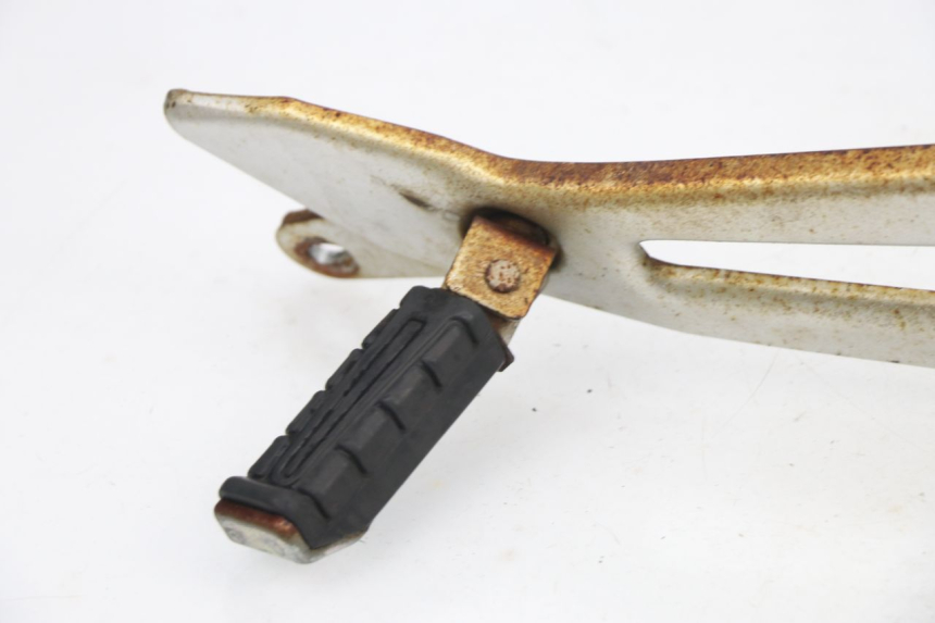 photo de REAR RIGHT FOOTREST MOUNT YAMAHA YBR 125 (2004 - 2006)