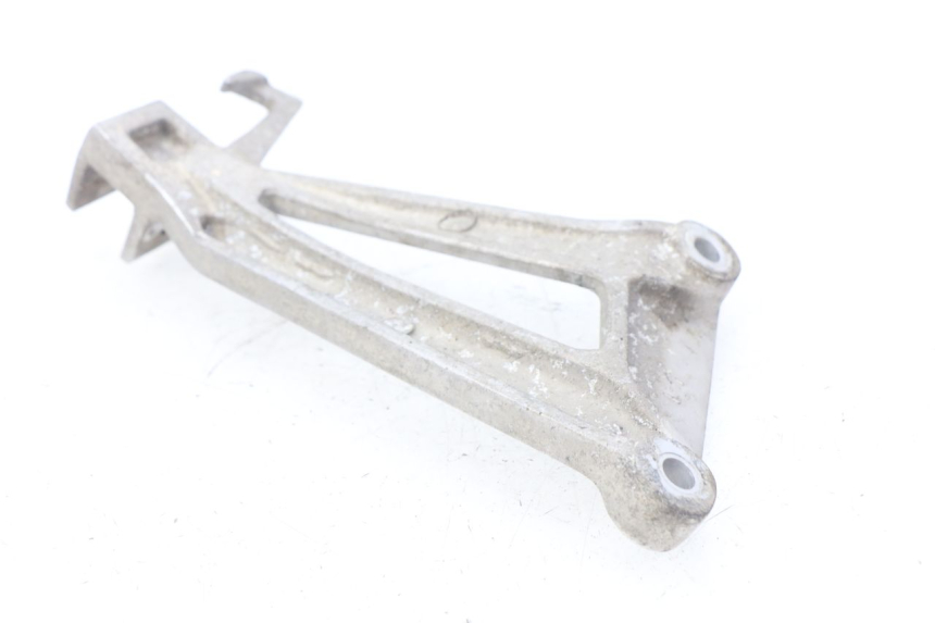 photo de REAR LEFT FOOTREST MOUNT HONDA CBR R 125 (2003 - 2006)