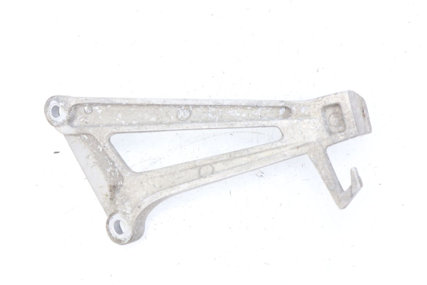 photo de REAR LEFT FOOTREST MOUNT HONDA CBR R 125 (2003 - 2006)