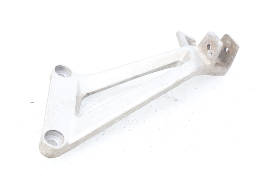 photo de REAR LEFT FOOTREST MOUNT HONDA CBR R 125 (2003 - 2006)
