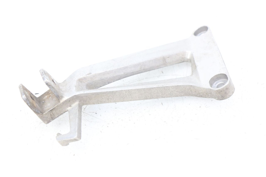 photo de REAR LEFT FOOTREST MOUNT HONDA CBR R 125 (2003 - 2006)