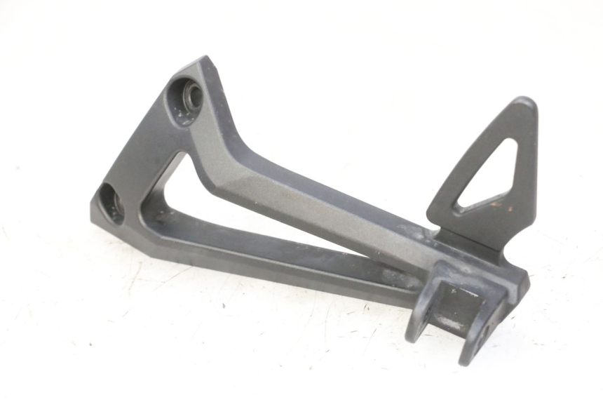 photo de REAR LEFT FOOTREST MOUNT YAMAHA FZ6 FAZER S2 600 (2007 - 2011)