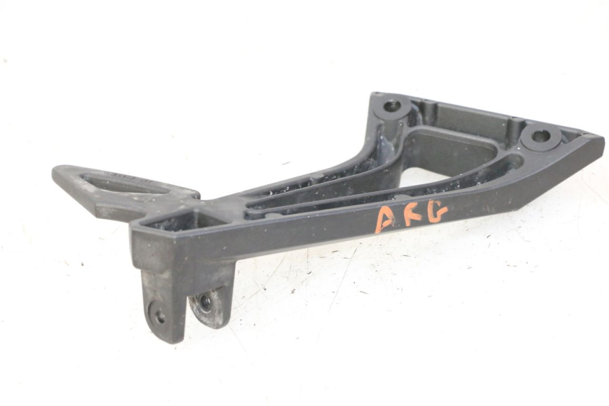 photo de REAR LEFT FOOTREST MOUNT YAMAHA FZ6 FAZER S2 600 (2007 - 2011)