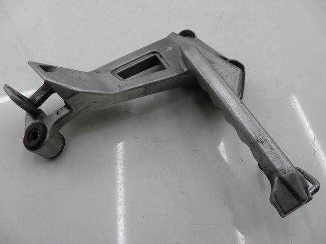 photo de REAR LEFT FOOTREST MOUNT HONDA VFR 750 (1990 - 1993) - Zoom on usage condition