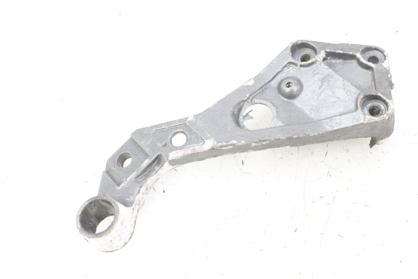 photo de REAR LEFT FOOTREST MOUNT TRIUMPH SPRINT 900 (1995 - 1998)