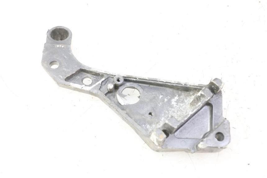 photo de REAR LEFT FOOTREST MOUNT TRIUMPH SPRINT 900 (1995 - 1998)