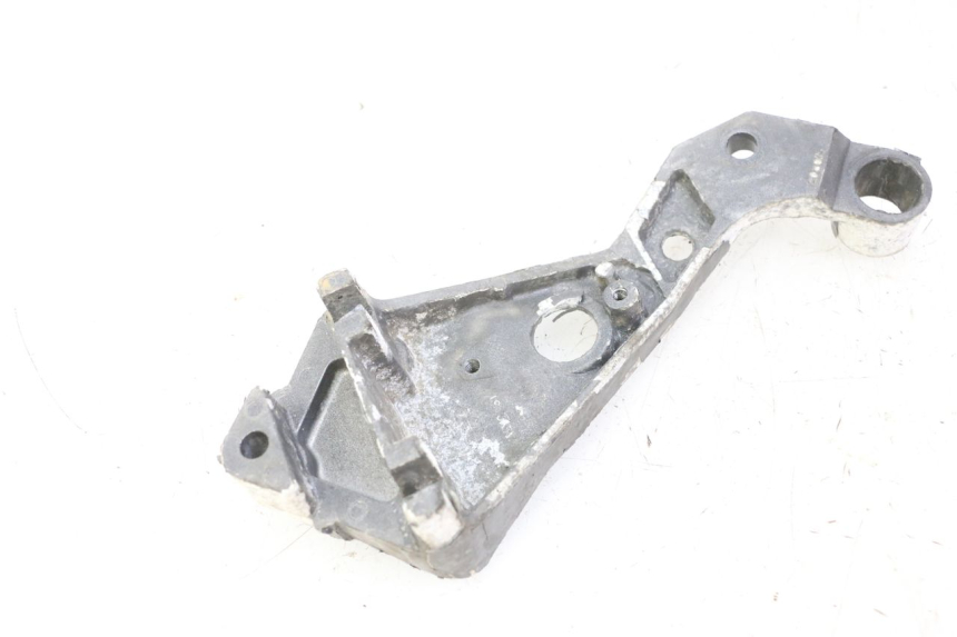 photo de REAR LEFT FOOTREST MOUNT TRIUMPH SPRINT 900 (1995 - 1998)