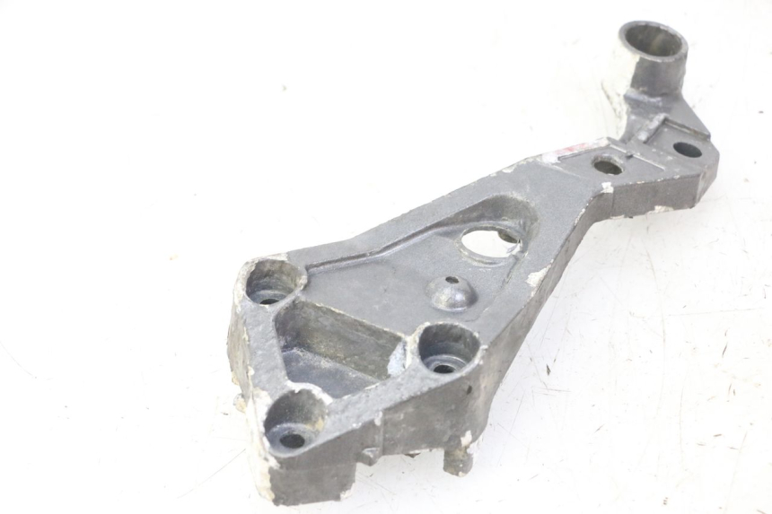 photo de REAR LEFT FOOTREST MOUNT TRIUMPH SPRINT 900 (1995 - 1998)