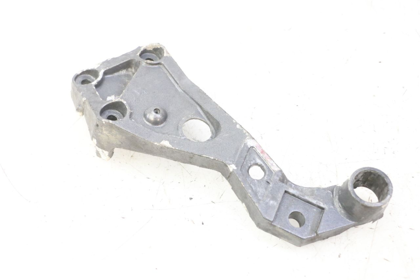 photo de REAR LEFT FOOTREST MOUNT TRIUMPH SPRINT 900 (1995 - 1998)