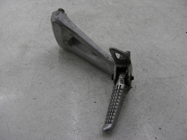 photo de LEFT REAR FOOTREST BRACKET SUZUKI SV S 650 (1999 - 2002)