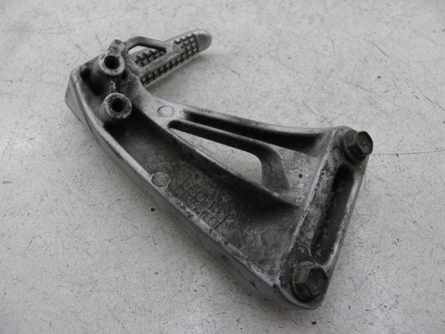 photo de LEFT REAR FOOTREST BRACKET SUZUKI SV S 650 (1999 - 2002)