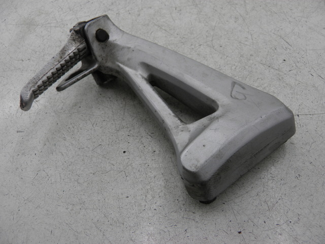 photo de LEFT REAR FOOTREST BRACKET SUZUKI SV S 650 (1999 - 2002)