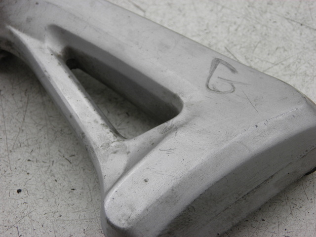 photo de LEFT REAR FOOTREST BRACKET SUZUKI SV S 650 (1999 - 2002)